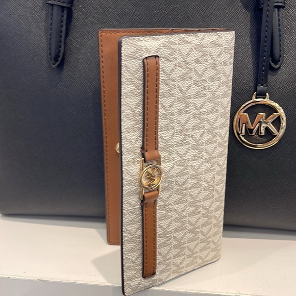 Michael Kors Reed Large Bifold Signature Snap Wallet Card Case 
Vanilla 
NWT - Picture 13 of 16